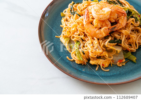 Stir-fried instant noodles sukiyaki with shrimps 112689407