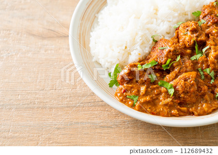 chicken tikka masala with rice on plate 112689432