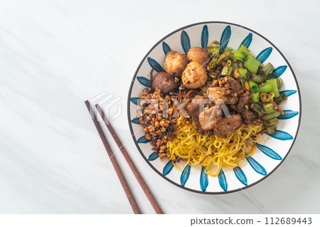 dried egg noodle with pork and meatball 112689443