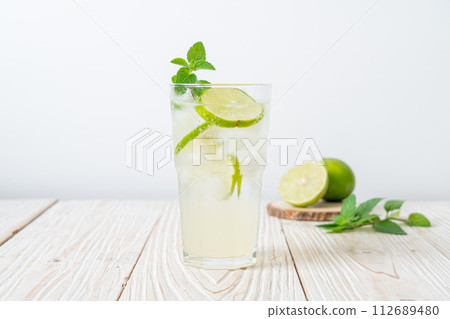 iced lime soda with mint 112689480