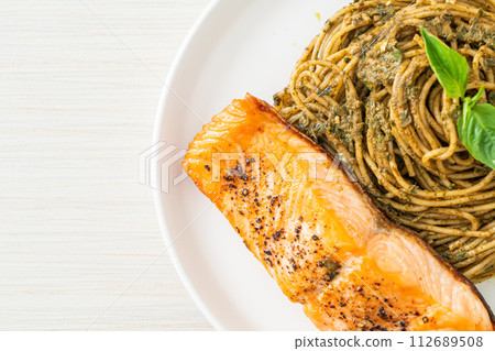 pesto spaghetti pasta with grilled salmon 112689508