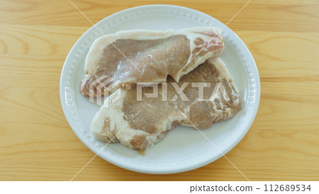 Pork loin meat that has lost its freshness and discolored Pork loin meat that has lost its freshness and discolored 112689534