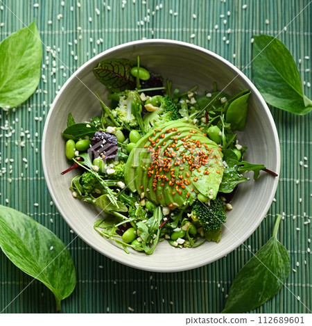 Bowl of peas, avocado and greens 112689601