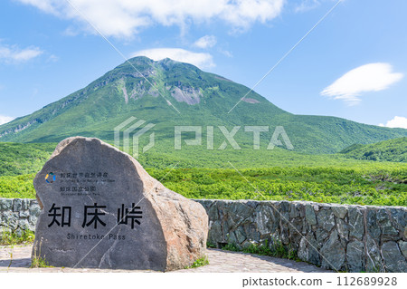 北海道羅臼町 夏季 北海道 晴天從知床峠看到的羅臼山 112689928