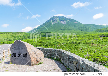 北海道羅臼町 夏季 北海道 晴天從知床峠看到的羅臼山 112689930