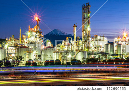 暮色中的富士山和工廠夜景中國一繞道燈光的光跡 暮色中的富士山和工廠夜景中國一繞道燈光的光跡 112690363