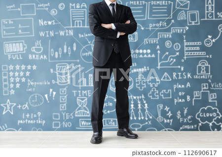 商人在手寫商業概念背景前思考 112690617
