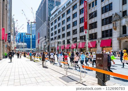 [東京]東京馬拉松選手在日本橋跑步 112690783