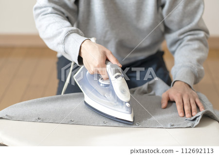 熨燙身體部位的男人 熨燙身體部位的男人 112692113