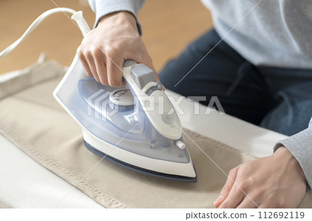 熨燙身體部位的男人 112692119