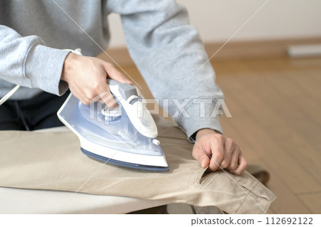 熨燙身體部位的男人 112692122
