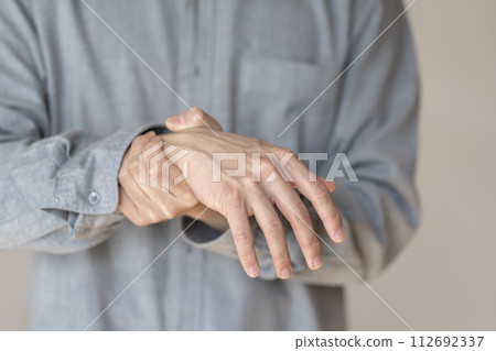 手腕疼痛的男子肌腱炎扭傷身體部位 手腕疼痛的男子肌腱炎扭傷身體部位 112692337