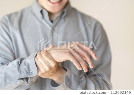 手腕疼痛的男子肌腱炎扭傷身體部位 112692349