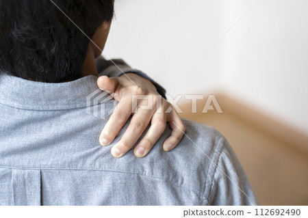 Men with shoulder pain Shoulder pain Stiff shoulders Body parts Men with shoulder pain Shoulder pain Stiff shoulders Body parts 112692490
