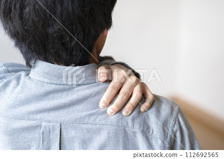 男性肩膀疼痛 肩膀疼痛 肩膀僵硬 身體部位 112692565