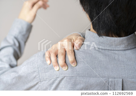 男性肩膀疼痛 肩膀疼痛 肩膀僵硬 身體部位 112692569