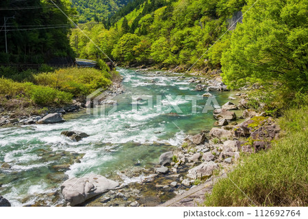 Beautiful fresh greenery along the Mase River [Mase Michi-no-Eki Mase Miki no Sato-mae, Gero City, Gifu Prefecture] 112692764