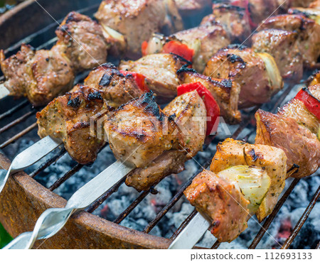 燒烤（燒烤、肉、燒烤、串燒、特寫、嘶嘶聲、俯視圖） 112693133