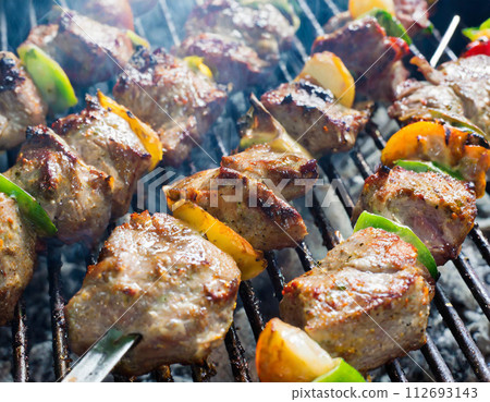 燒烤（燒烤、肉、燒烤、串燒、特寫、嘶嘶聲、俯視圖） 112693143