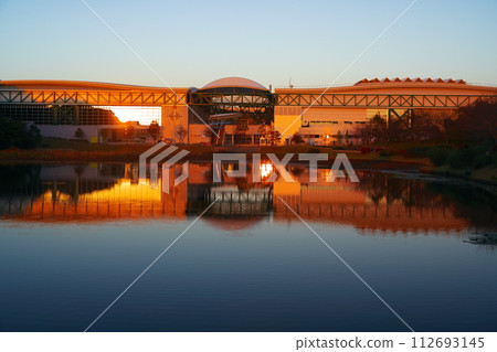 秋天的夕陽照亮的森里科羅公園、溜冰場和吉卜力倉庫 112693145