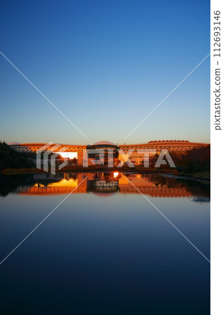 秋天的夕陽照亮的森里科羅公園、溜冰場和吉卜力倉庫 112693146