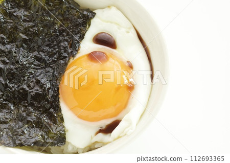 Seaweed and fried egg rice 112693365