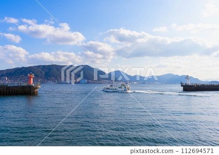穿越關門海峽的渡輪和戀人燈塔 穿越關門海峽的渡輪和戀人燈塔 112694571