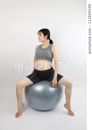 孕婦瑜珈伸展運動 Seiza Seiza 20 年代女士 112694599