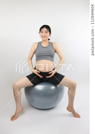 Maternity Yoga Stretching Exercise Seiza Seiza 20's Woman 112694604