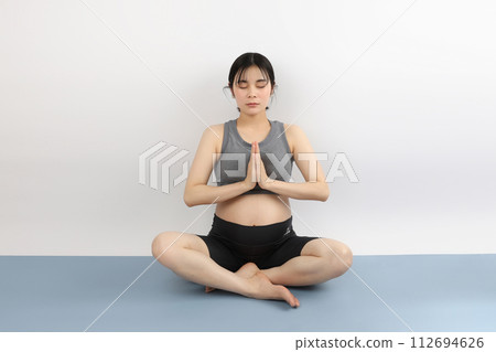 Maternity Yoga Stretching Exercise Seiza Seiza 20's Woman 112694626