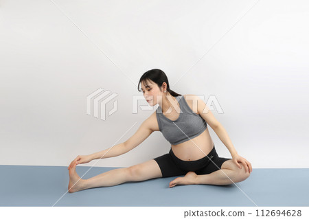 Maternity Yoga Stretching Exercise Seiza Seiza 20's Woman 112694628
