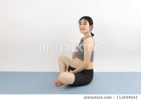 Maternity Yoga Stretching Exercise Seiza Seiza 20's Woman 112694642
