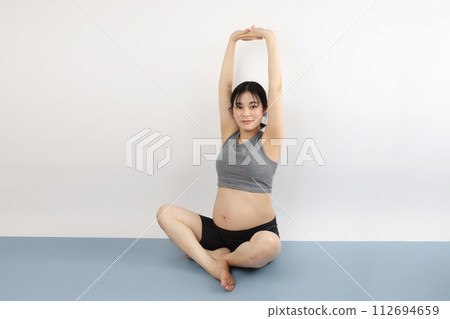 孕婦瑜珈伸展運動 Seiza Seiza 20 年代女士 孕婦瑜珈伸展運動 Seiza Seiza 20 年代女士 112694659