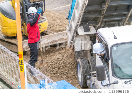 道路施工自卸車送貨指導員 道路施工自卸車送貨指導員 112696126