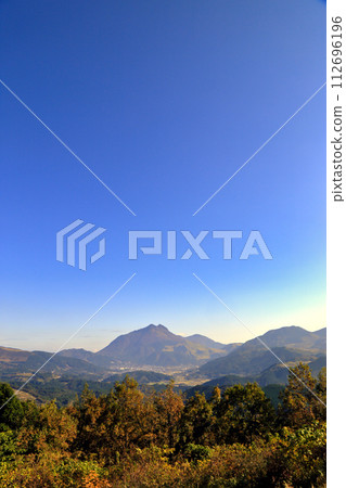 從蛇江展望台看秋天的由布山和由布市（11月/大分縣由布市） 112696196