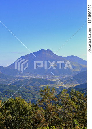 Mt.Yufu and Yufu City in autumn from Jakoe Observatory (November / Yufu City, Oita Prefecture) Mt.Yufu and Yufu City in autumn from Jakoe Observatory (November / Yufu City, Oita Prefecture) 112696202