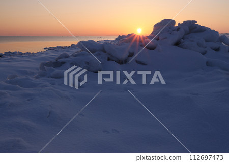 Drift ice mountains sunrise 112697473