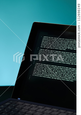 筆記型電腦放置在黑暗的房間裡 112698149