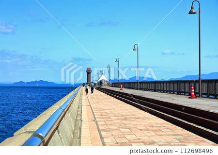 [Kagawa Prefecture] Red lighthouse towering over Takamatsu Port on a sunny day 112698496