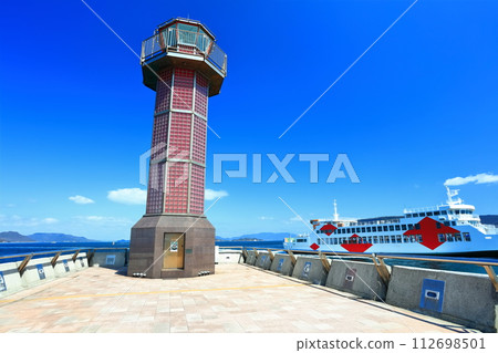 [Kagawa Prefecture] Red lighthouse towering over Takamatsu Port on a sunny day 112698501