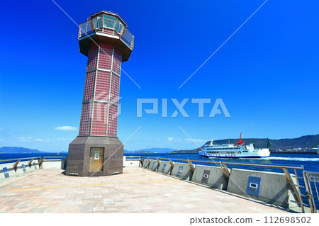 [Kagawa Prefecture] Red lighthouse towering over Takamatsu Port on a sunny day 112698502