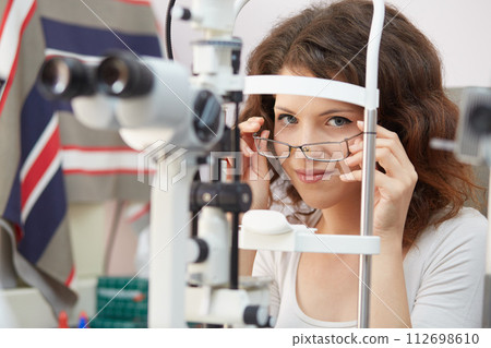 looking into eye test machine 112698610