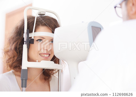 looking into eye test machine 112698626