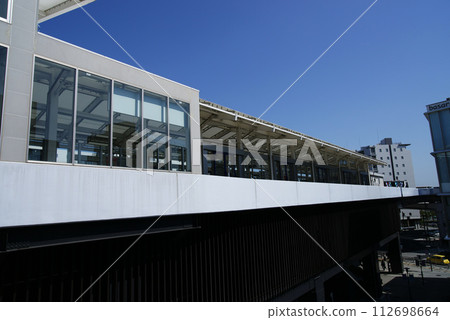 Kanazawa Seaside Line Kanazawa Hakkei Station platform exterior 112698664