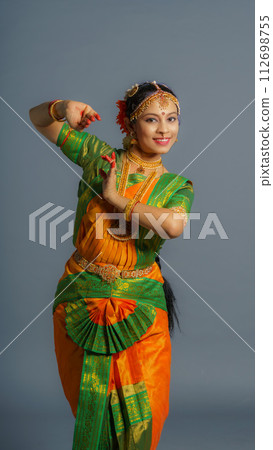 [Indian] [Dance] A woman dancing Indian classical dance 112698755