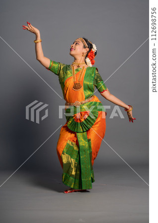 [Indian] [Dance] A woman dancing Indian classical dance 112698756