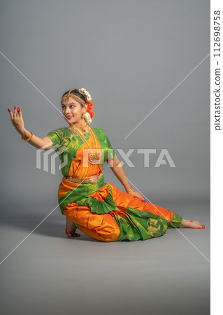 [Indian] [Dance] A woman dancing Indian classical dance 112698758