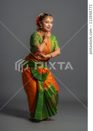 [Indian] [Dance] A woman dancing Indian classical dance 112698772