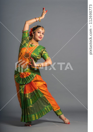 [Indian] [Dance] A woman dancing Indian classical dance 112698773