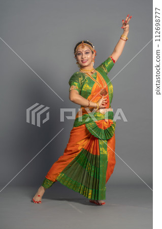 [Indian] [Dance] A woman dancing Indian classical dance 112698777